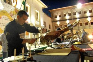 Cortando jamón en la plaza de Serón