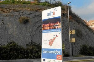 Uno de los carteles que indican el Centro Comercial Abierto.