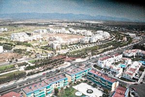 Imagen aérea de El Toyo, donde irá el nuevo instituto.