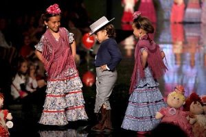 Niños y niñas desfilan en el Salón Internacional de la Moda Flamenca (SIMOF)