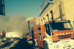 Los bomberos actúan sobre la nave ubicada en la carretera de Las Piedras en la capital,