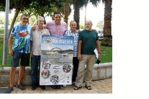 Juanjo Alonso con los miembros del Club de Montañismo Cóndor.