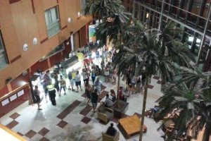 La policía local, en el hall del hotel, acudió a gestionar las reclamaciones.