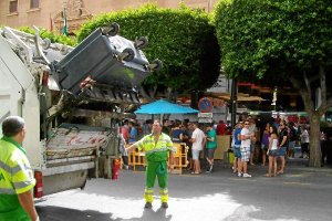 Imagen de la recogida de basura en la Feria del mediodía.