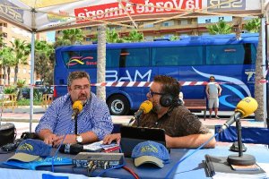 Gustavo Puertas, gerente de Bus Bam, junto al presentador Alfredo Casas.