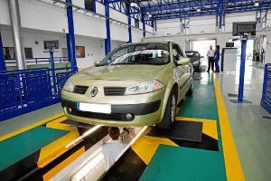 Un vehículo pasando la inspección técnica.