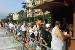 Cola para recoger abanicos y programas de Feria.