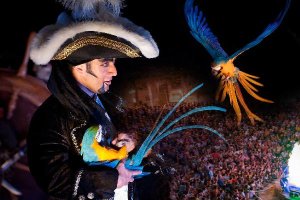 El mago cobra con sus inseparables aves, que viven con él en su casa de El Solanillo.