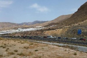 Cola de vehículos sentido Roquetas en la A7, ayer.