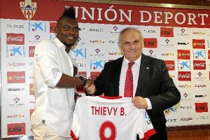 Alfonso y Thievy se ven felices en la presentación.