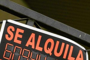 Cartel de se alquila de la fachada de un edificio.
