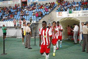 Azeez con Verza y Thomas saliendo al campo.