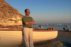 Francisco Flores, este verano en Agua Amarga, “la mejor playa del mundo”.