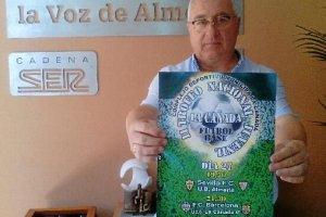 Antonio Ramón, vicepresidente de La Cañada, con el cartel del torneo.