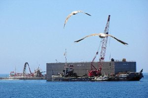 Cajones de hormigón gigantes para construir el dique