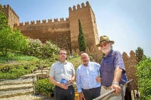 Tres de los autores de la entrega de mañana domingo.