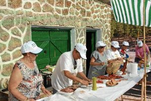 Los vecinos preparan un aperitivo con productos de la tierra.