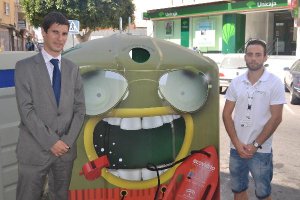 El gerente de Ecovidrio y el coordinador en el municipio, ante uno de los contenedores.