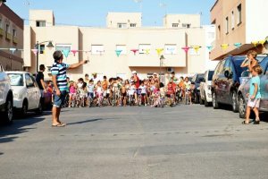 Carrera de cintas en bicicleta celebrada en el marco de las fiestas de Cabo de Gata.
