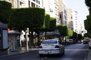 Un taxi circula por el Paseo de Almería en la capital.