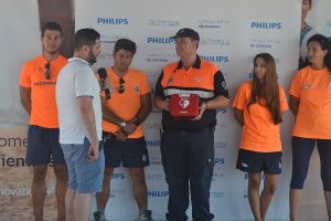 Entrega del desfilibrador DEA Heart Start.