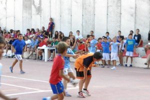 El mejor fútbol de pista se disfruta en el verano.