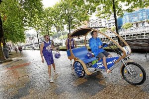El balón por las calles de Bilbao.