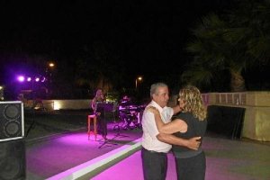 La pareja durante un momento de la fiesta.