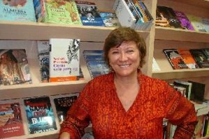 La escritora Nativel Preciados posa junto a un ejemplar de su última novela ‘Canta sólo para mí’.