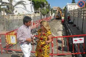 Manuel Guzmán y María del Carmen Gómez visitando las obras de abastecimiento.