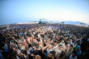 Público en el concierto del DJ Armin Van Bureen,