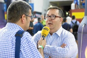 Rubí atendiendo a la Cadena SER.