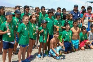 Primeros clasificados con los trofeos conseguidos.