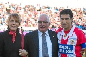 Ortiz, junto a su madre y su padre en el Mediterráneo.