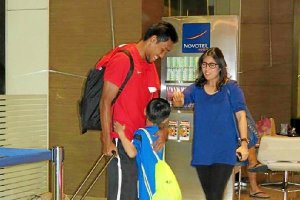Un joven aficionado se abraza a Teerasil.