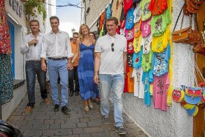 Pedro Sánchez junto a su esposa ayer en Mojácar