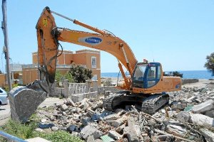 Imagen de los derribos y al fondo la edificación que será demolida en septiembre