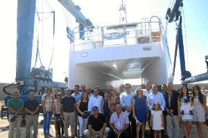 Muchos son los que quisieron posar ante la embarcación, junto a las autoridades allí presentes.