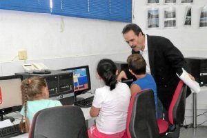 Alfredo Valdivia visitó ayer la escuela de verano de La Chanca Pescadería.