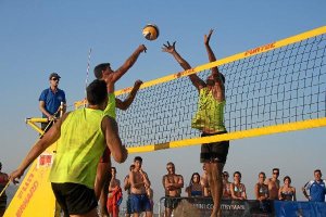 Final masculina Ruiz intenta superar bloqueo Porolli.