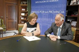 Amparo García y Gabriel Amat, ayer, firmando el convenio.