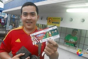 Un tailandés vestido de la Selección Española.