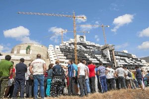 Vecinos de Carboneras en el último acto organizado para pedir su apertura.