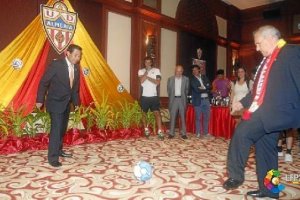 Alfonso García se atrevió a dar unos toques al balón.