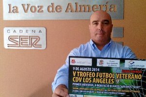 Miguel Ayala, presidente de Los Ángeles veteranos, con el cartel.
