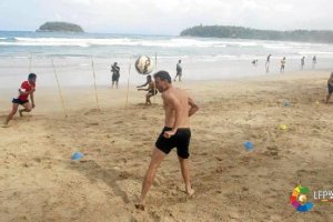 Mané en el entrenamiento del Almería en la playa de Phuket.