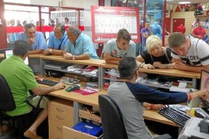 Afición rojiblanca en la sede del club este lunes.