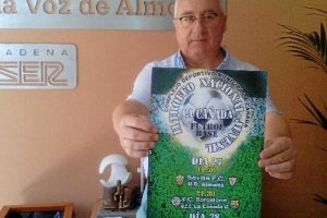 Antonio Ramón, vicepresidente de La Cañada, con el cartel del torneo.