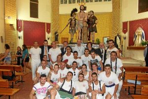 Cuadrilla que portó por primera vez el paso de misterio. 