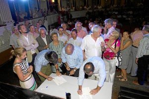 Medio millar de empresarios firmaron el manifiesto en el teatro Cervantes.